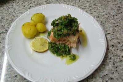 Salmão recheado com salsa verde