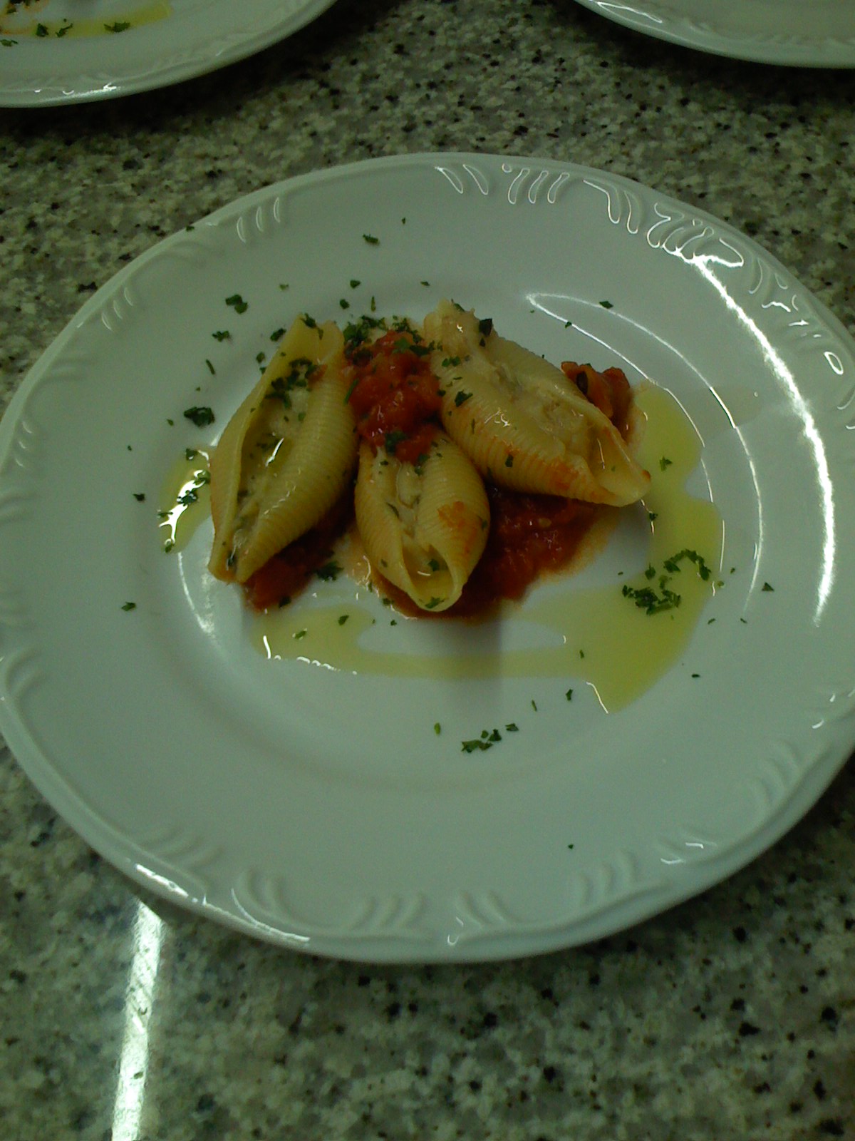Conchiglie recheado com bacalhau