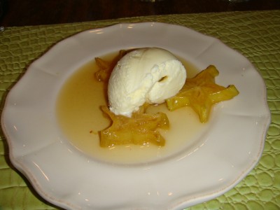 Carambolas em calda com passas
